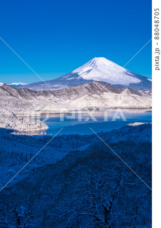 《神奈川県》富士山と積雪の箱根芦ノ湖・大観山の眺望 88048705