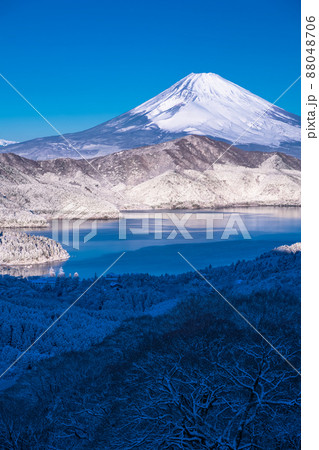 《神奈川県》富士山と積雪の箱根芦ノ湖・大観山の眺望 《神奈川県》富士山と積雪の箱根芦ノ湖・大観山の眺望 88048706