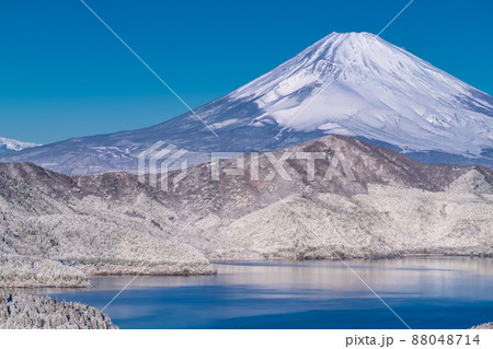 《神奈川県》富士山と積雪の箱根芦ノ湖・大観山の眺望 88048714