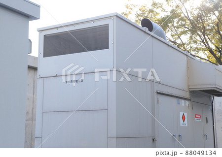 屋外に設置された ディーゼル発電機 屋外に設置された ディーゼル発電機 88049134