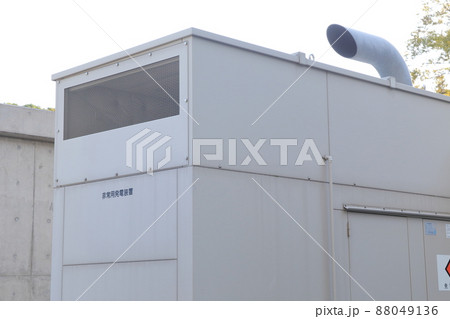 屋外に設置された ディーゼル非常用発電機 屋外に設置された ディーゼル非常用発電機 88049136