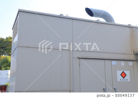屋外に設置された ディーゼル発電機 88049137