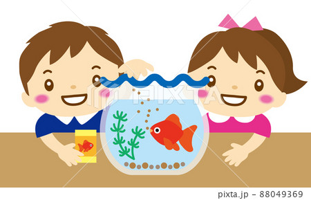 2022-140金魚に餌をあげる子ども 2022-140金魚に餌をあげる子ども 88049369