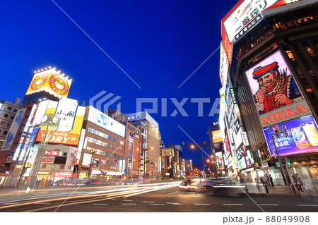 【北海道】札幌すすきの交差点の夜景 【北海道】札幌すすきの交差点の夜景 88049908