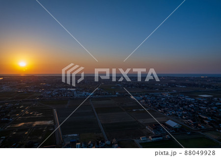 加賀平野、夕焼け　夕陽　空撮（石川県小松市） 88049928