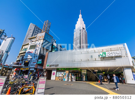 日本の東京都市景観 代々木駅やNTTドコモ代々木ビルなどを望む 日本の東京都市景観 代々木駅やNTTドコモ代々木ビルなどを望む 88050312