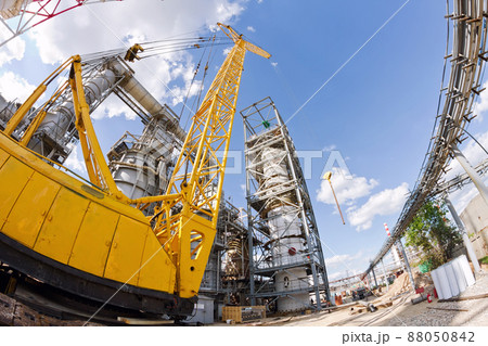 Yellow heavy-duty crawler crane works with refinery 88050842