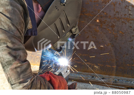 The welder produces samples The welder produces samples 88050987