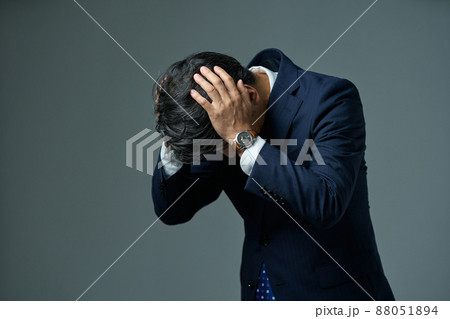 悩む男性　ビジネス 88051894