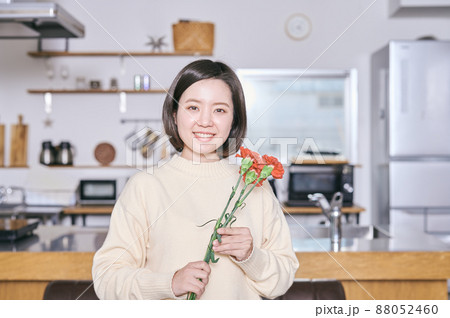母の日にカーネーションをもらう若い女性 母の日にカーネーションをもらう若い女性 88052460