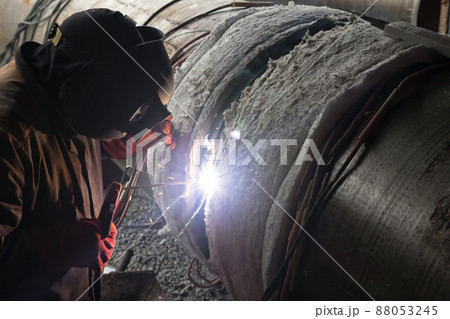 Welding large diameter pipes with pre-heated 88053245