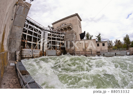 water bubbling at the gate shipping channel 88053332
