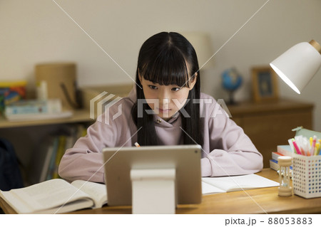 タブレットPCを見ながら勉強をする女の子 88053883