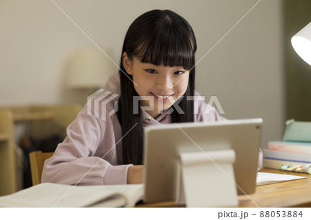 タブレットPCを見ながら勉強をする女の子 タブレットPCを見ながら勉強をする女の子 88053884
