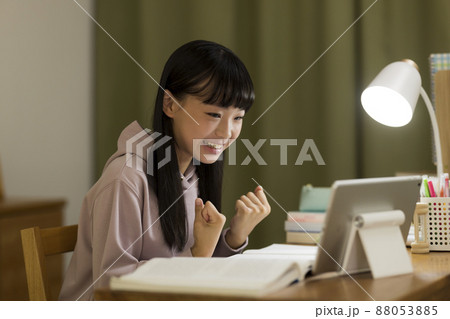 タブレットPCを見ながら勉強をする女の子 88053885