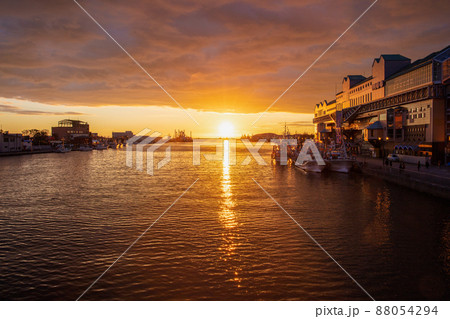幣舞橋・釧路川に沈む夕日と夕焼け 幣舞橋・釧路川に沈む夕日と夕焼け 88054294