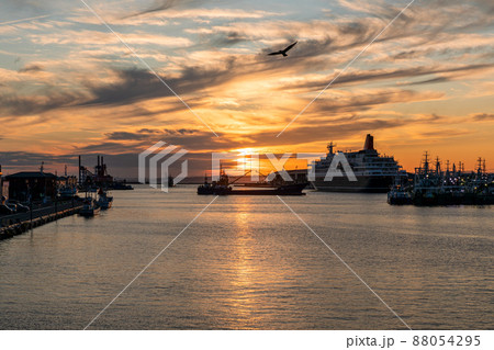 幣舞橋・釧路川に沈む夕日と夕焼け 幣舞橋・釧路川に沈む夕日と夕焼け 88054295