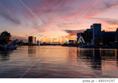 幣舞橋・釧路川に沈む夕日と夕焼け 幣舞橋・釧路川に沈む夕日と夕焼け 88054297