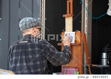 An artist painting in the market An artist painting in the market 88054605