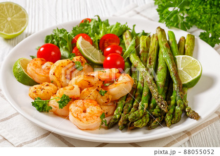 toasty asparagus with fried prawns, lime and salad 88055052