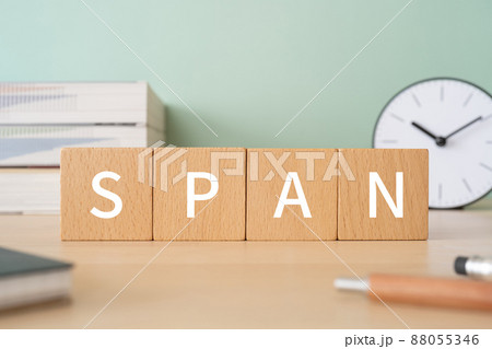 「SPAN」と書かれた積み木、ノート、ペン、本、置き時計 「SPAN」と書かれた積み木、ノート、ペン、本、置き時計 88055346