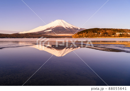 (山梨県)早朝の山中湖に映る逆さ富士の絶景 (山梨県)早朝の山中湖に映る逆さ富士の絶景 88055641