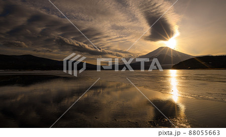 (山梨県)夕暮れの山中湖畔・沈むダイヤモンド富士 (山梨県)夕暮れの山中湖畔・沈むダイヤモンド富士 88055663