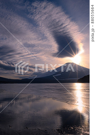 （山梨県）夕暮れの山中湖畔・沈むダイヤモンド富士 88055664