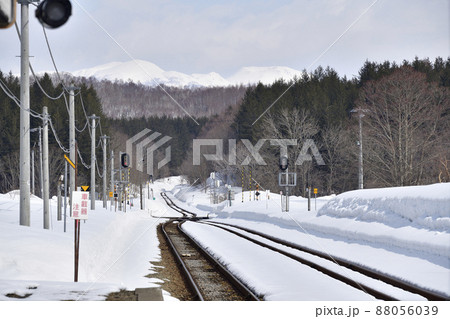 早春の北海道蘭越町で目名駅の風景を撮影 88056039