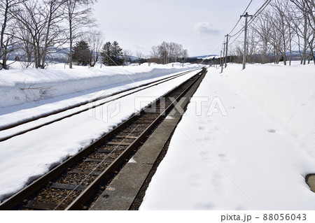 早春の北海道蘭越町で目名駅の風景を撮影 88056043