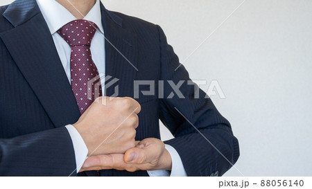 ひらめき・なるほどのイメージ｜スーツ姿の男性 88056140