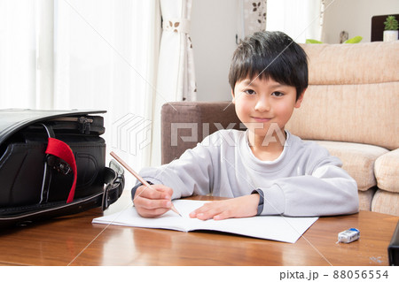 学校から帰宅してリビングで宿題をする日本人の男の子 学校から帰宅してリビングで宿題をする日本人の男の子 88056554