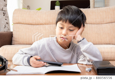 やる気のない小学生の男の子 やる気のない小学生の男の子 88056556