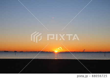初日の出　城南島海浜公園　羽田空港 88056725