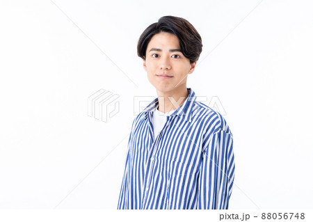 白バックで笑顔の若い男性 白バックで笑顔の若い男性 88056748