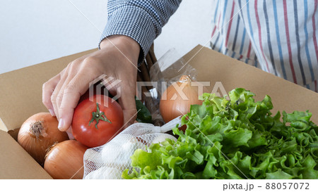 箱詰めされた新鮮野菜｜野菜の宅配サービス　イメージ 88057072
