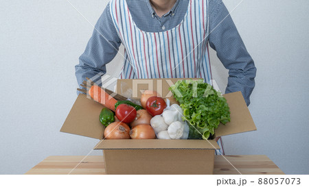 箱詰めされた新鮮野菜|野菜の宅配サービス イメージ 箱詰めされた新鮮野菜|野菜の宅配サービス イメージ 88057073