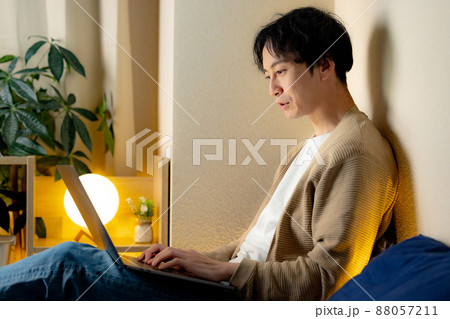 夜 ノートパソコン ベッド 夜更かし 夜 ノートパソコン ベッド 夜更かし 88057211
