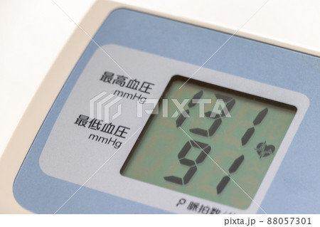 測定結果を表示する血圧計の液晶画面 測定結果を表示する血圧計の液晶画面 88057301