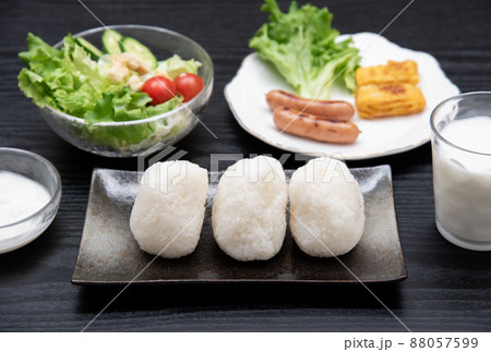 黒背景の朝食イメージ 88057599