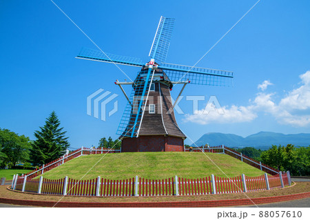 グリーンフラワー牧場 大胡 オランダ型風車 初夏の風景 グリーンフラワー牧場 大胡 オランダ型風車 初夏の風景 88057610