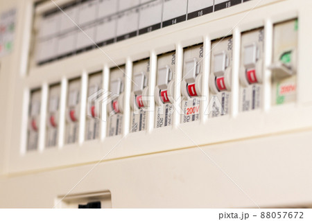 分電盤に並ぶブレーカーのスイッチ 分電盤に並ぶブレーカーのスイッチ 88057672