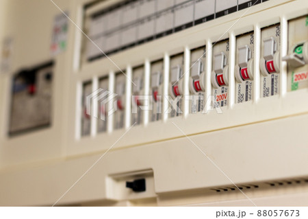 分電盤に並ぶブレーカーのスイッチ 88057673