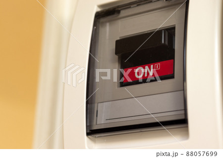 プラスチックの白いケースに覆われたブレーカー 88057699