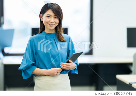 女性とオフィス 88057745
