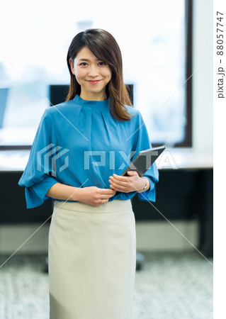 女性とオフィス 88057747