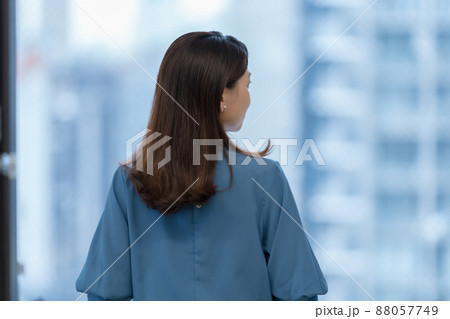 女性とオフィス 88057749