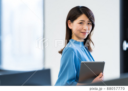 女性とオフィス 88057770