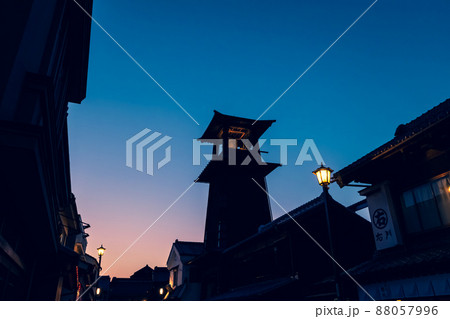 日暮れ時の川越 鐘つき通り 時の鐘の灯りと夕空のグラデーション b-3 シアン色 日暮れ時の川越 鐘つき通り 時の鐘の灯りと夕空のグラデーション b-3 シアン色 88057996
