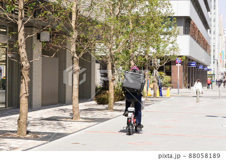 デリバリー配達員 88058189